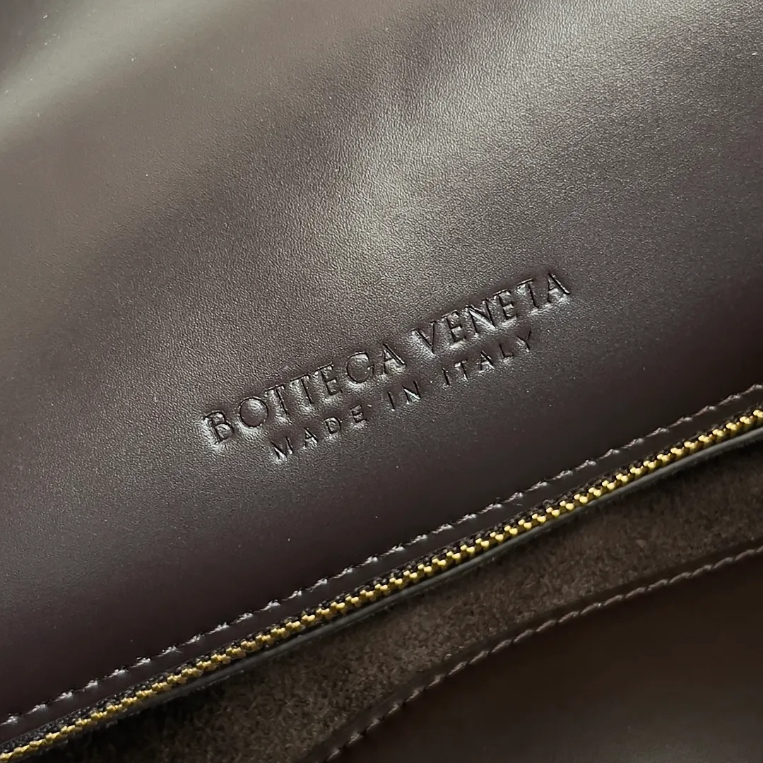 Batch 1680 Inspired by the 1970s, the Bottega Veneta women's logo shoulder bag has a smooth leather surface that brings a clean and handsome feel, just like the neatness and tenacity of a working woman. The front buckle is made of high-quality hardware pendant, the overall retro elegance, and the excellent leather feels soft. This Bottega Veneta series can be described as beautiful, weakening the complexity of the outfit, not competing for it, and only using the best quality to interpret itself. Style number: 806034 (large size) Size: 30*20*8cm